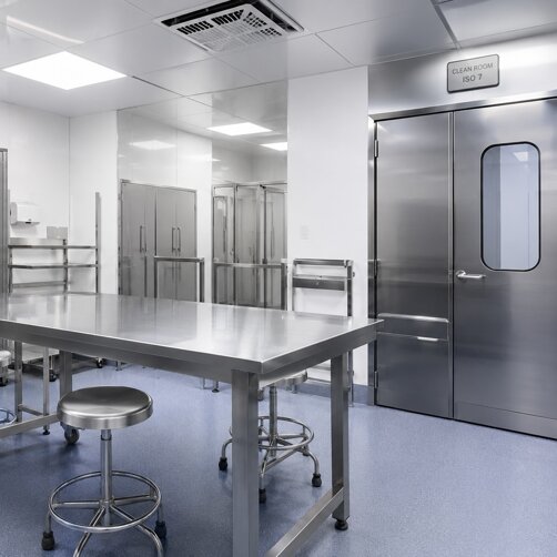 Clean room con tavoli e carrelli in acciaio inox