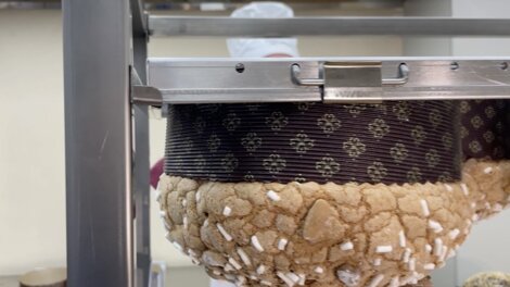 Slim runners protect the paper baking moulds