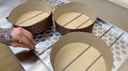 Girapanettoni tray with skewered paper baking moulds