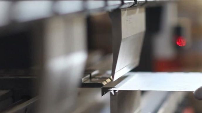 Piegatura della lamiera per lavorazioni su misura QUADRI